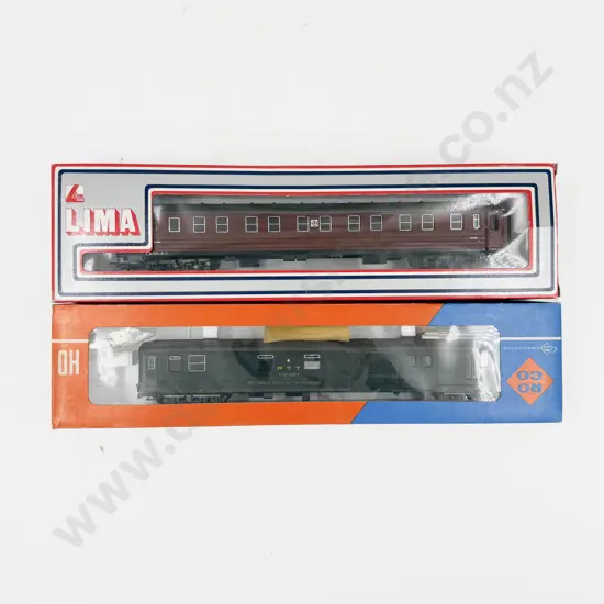 Roco HO Gauge As New 4241S Swiss PTT Baggage Coach and Lima 309270 Passenger Coach