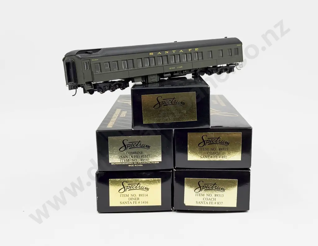 Bachmann Spectrum HO Five Santa Fe Passenger Coaches Image 1++