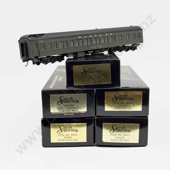 Bachmann Spectrum HO Five Santa Fe Passenger Coaches