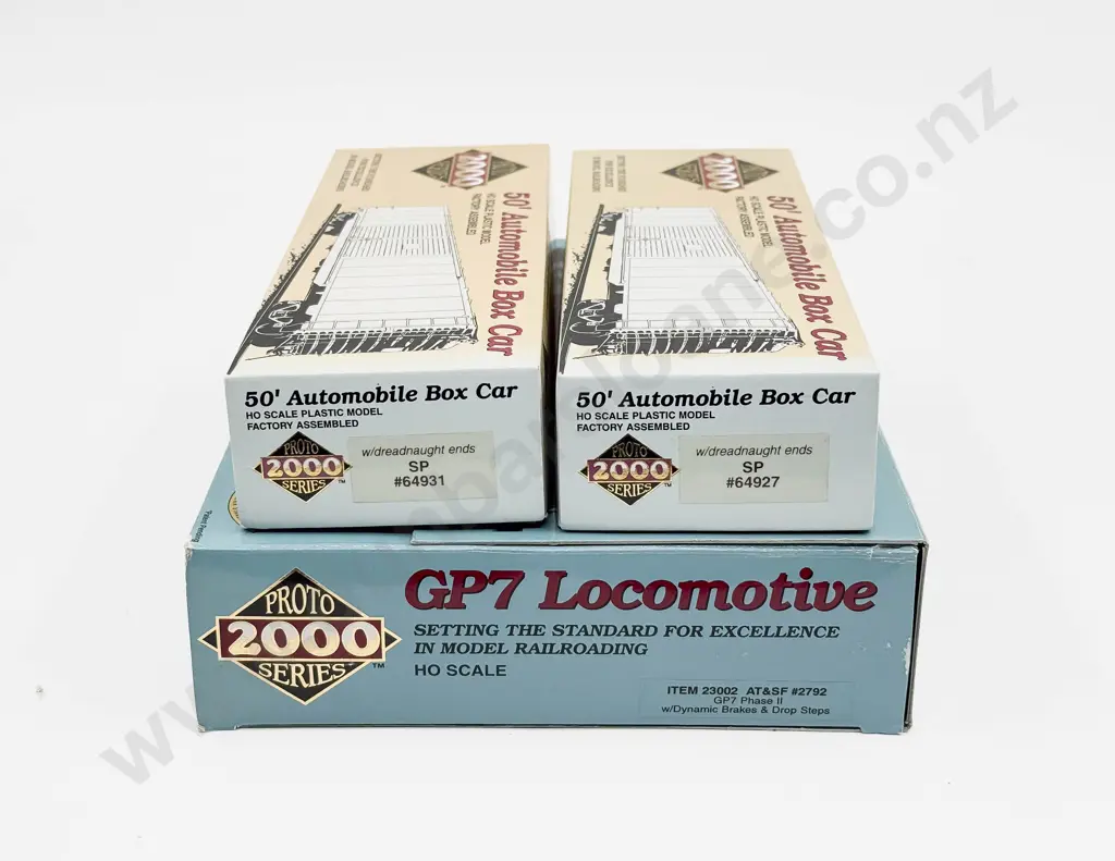 Life-Like Proto 2000 Series HO Santa Fe GP7 Phase 2 #2792 Diesel Locomotive with Two 50' Box Cars Image 1++