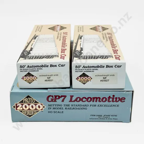 Life-Like Proto 2000 Series HO Santa Fe GP7 Phase 2 #2792 Diesel Locomotive with Two 50' Box Cars