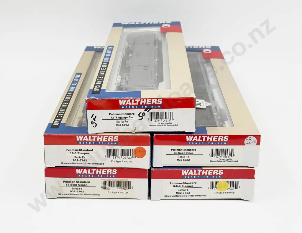 Walthers HO Ready to Run Series Santa Fe Five Passenger Coaches Image 1++