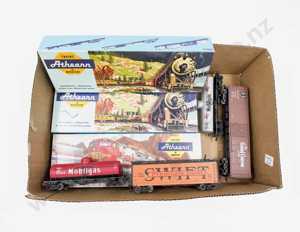 Athearn HO Completed Kit Santa Fe Two Coaches with Two Diesel Loco Bodies and Four Box Cars Unboxed Image 1++