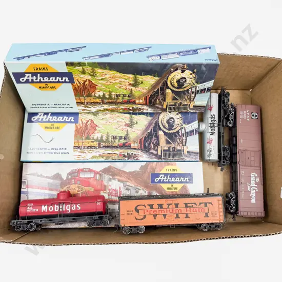 Athearn HO Completed Kit Santa Fe Two Coaches with Two Diesel Loco Bodies and Four Box Cars Unboxed