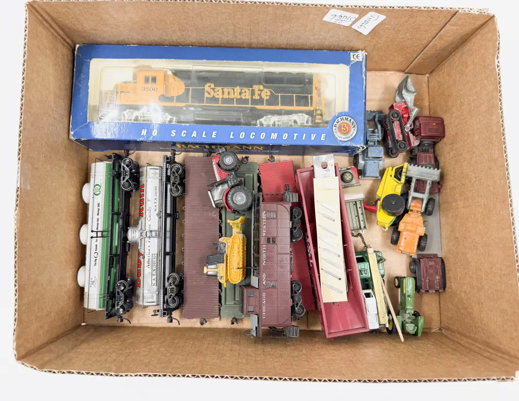 Bachmann HO Boxed EMD GP 40 Santa Fe Diesel Locomotive with Unboxed Various Rolling Stock Wagons Image 1++