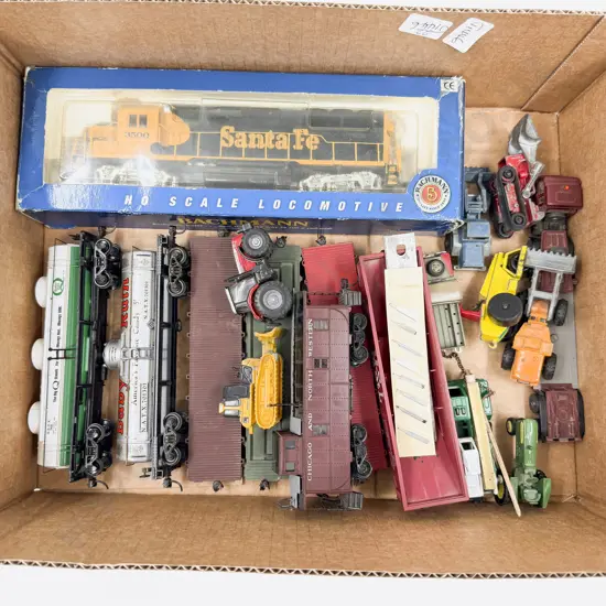 Bachmann HO Boxed EMD GP 40 Santa Fe Diesel Locomotive with Unboxed Various Rolling Stock Wagons