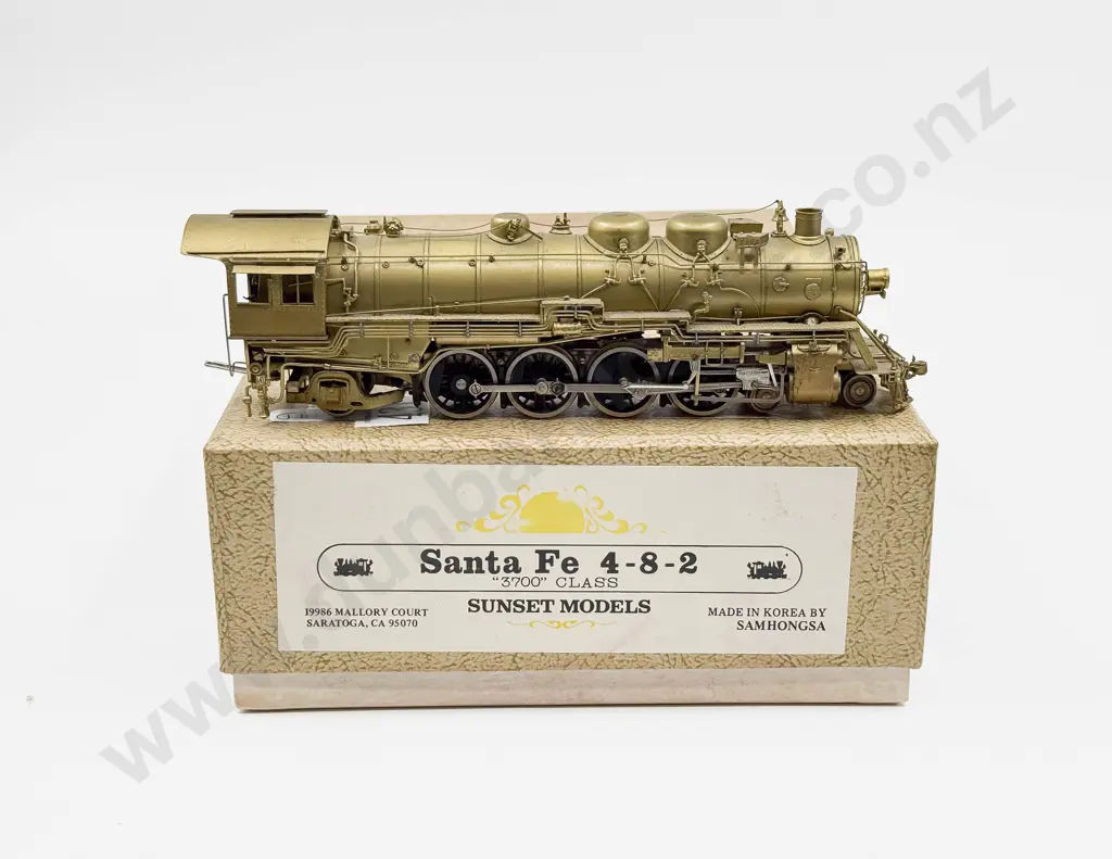 Sunset Models HO 4-8-2 3700 Class Santa Fe Locomotive and Tender Image 1++