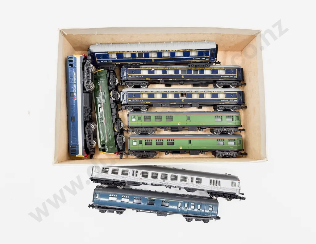 N Gauge Arnold & Lima Diesel/Electric Locomotive with Seven Various Passenger Coaches Image 1++