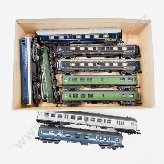 N Gauge Arnold & Lima Diesel/Electric Locomotive with Seven Various Passenger Coaches
