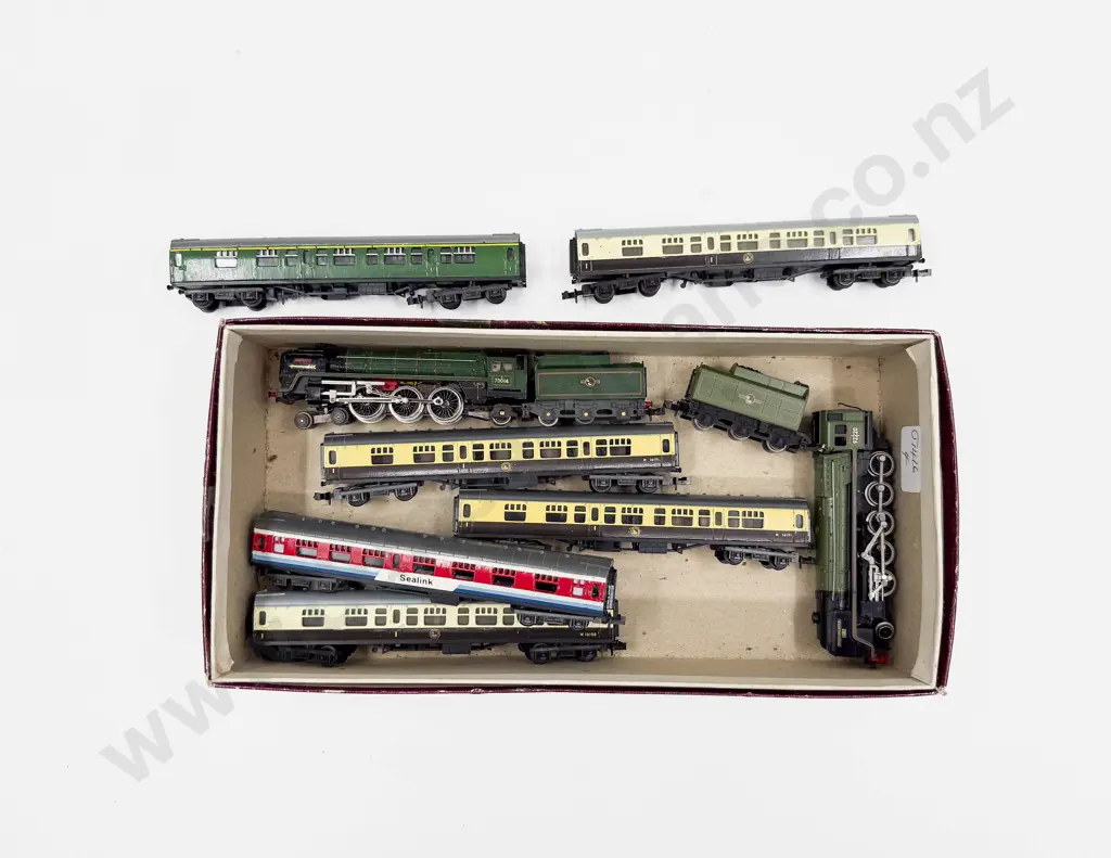 N Gauge Trix 2-10-0 Loco & Tender 4-6-2 Loco & Tender with Six Various Passenger Coaches Image 1++