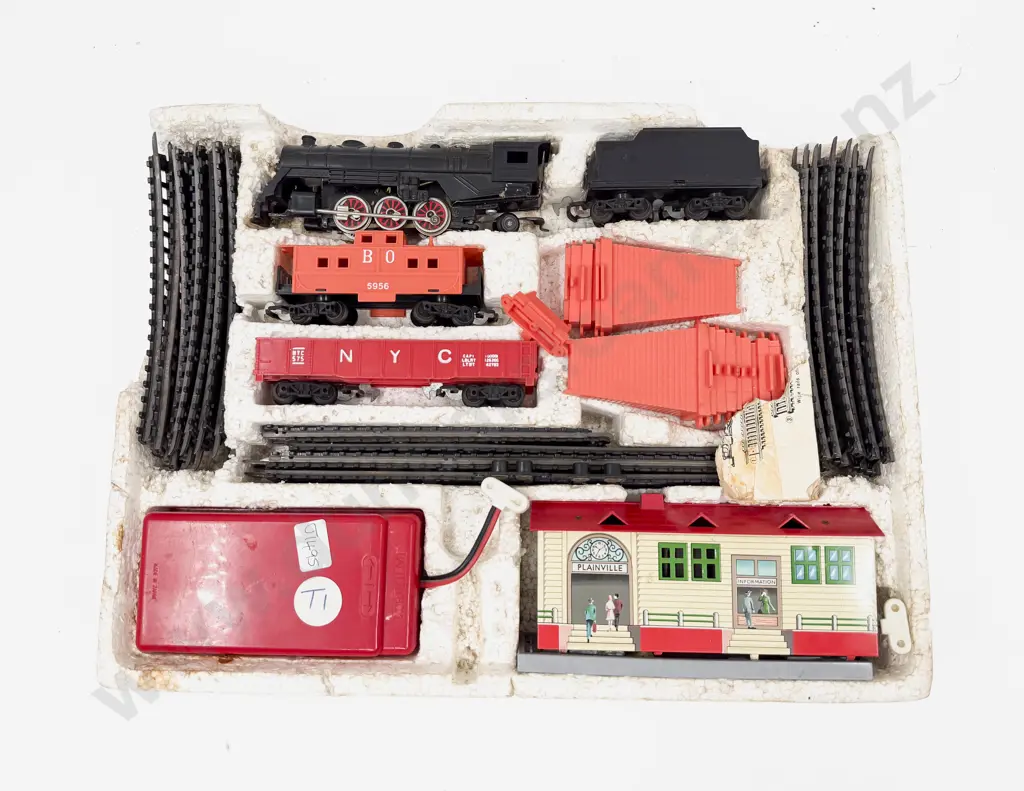 TH Mark Japan Part Boxed Figure 8 Train Set Plastic/Battery Operated Image 1++