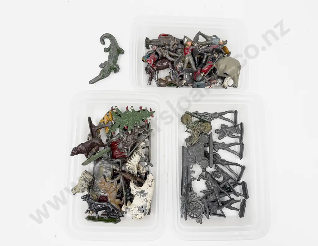 Mixed Collection Vintage Diecast Soldiers and Farm Zoo Animals (some with faults) Image 1++