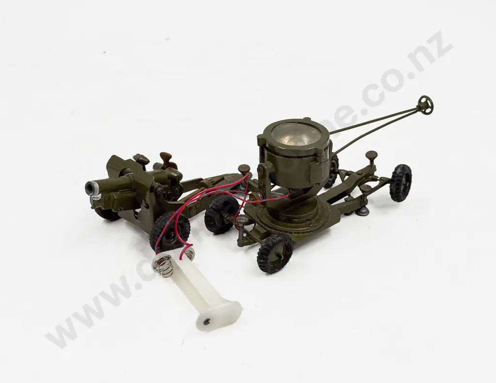 Britains Unboxed Searchlight on Mobile Chassis and Field Gun Image 1++