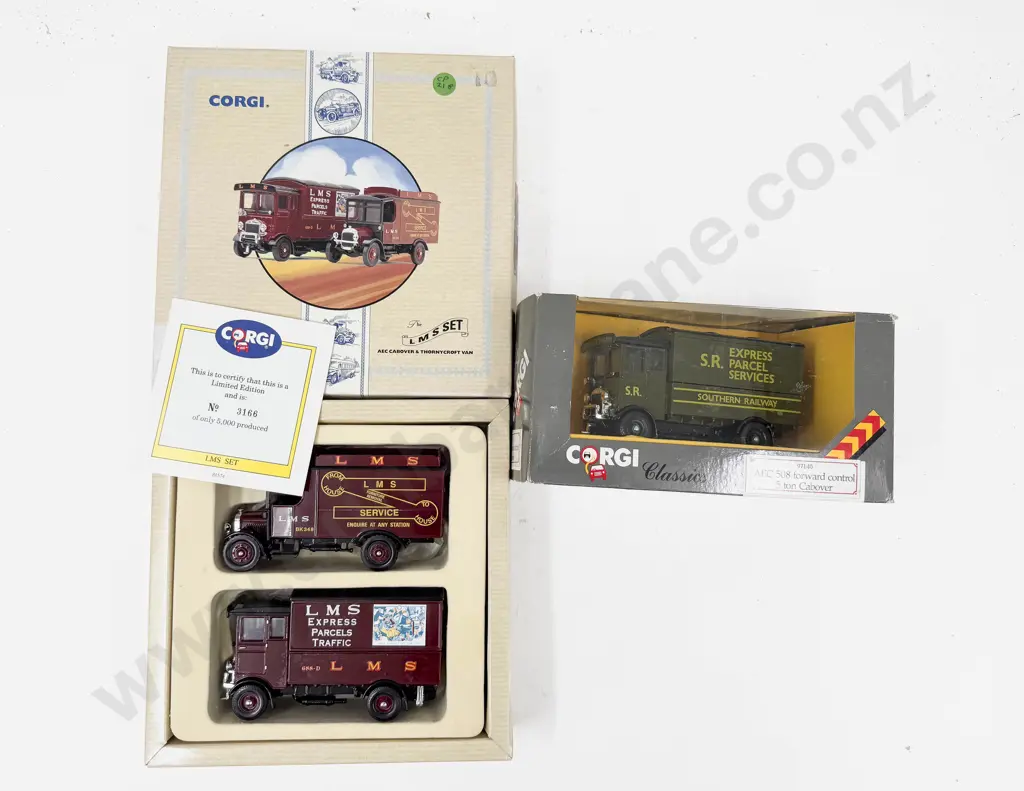 Corgi Classics Commercial LMS Set and SR Express Parcel Services Image 1++