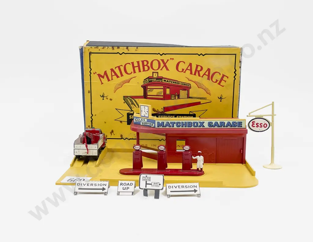 Matchbox Boxed Garage Showroom & Service Station with No1 Accessory Pack Esso Pumps Image 1++