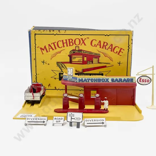 Matchbox Boxed Garage Showroom & Service Station with No1 Accessory Pack Esso Pumps