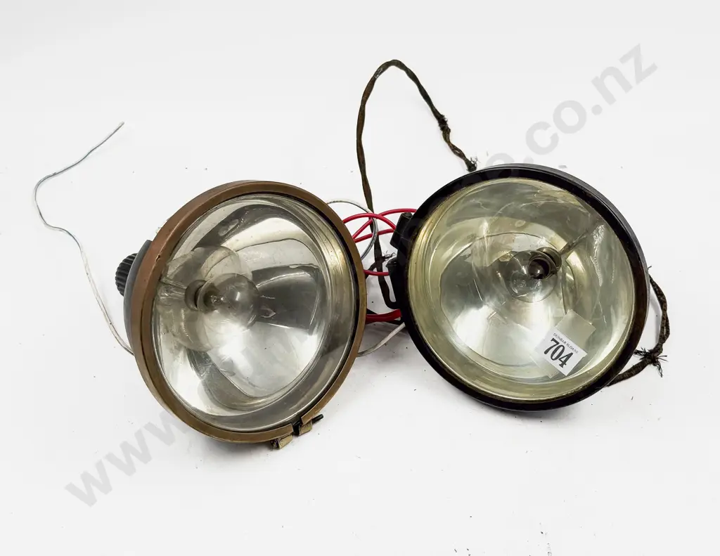 Two MFG Co Vintage Electric Searchlights Image 1++