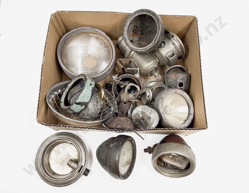 Qty Assorted Vintage Lighting suitable for repair and or parts Image 1++
