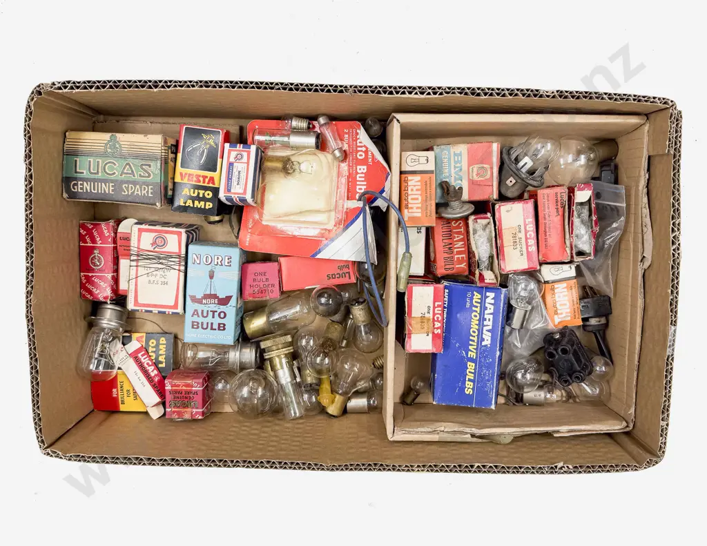 Qty Assorted Vintage Packeted and Loose Light Bulbs Image 1++