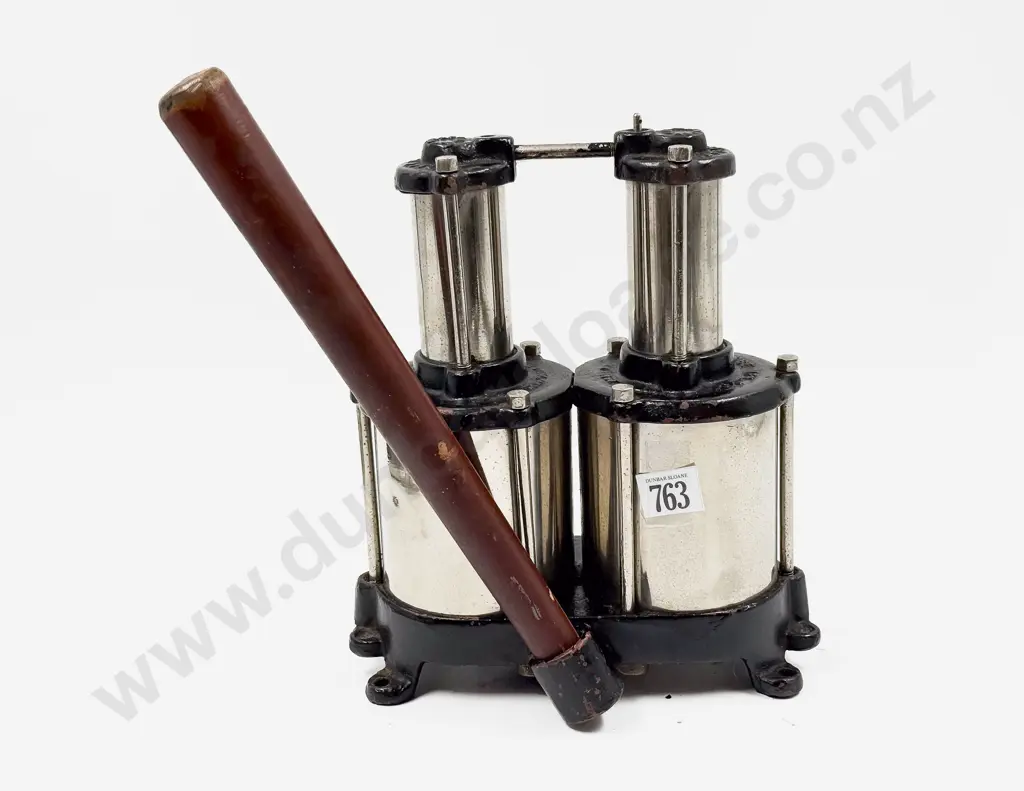 C1917 Globe MGC Co 'Dead Easy' Type Pump Image 1++