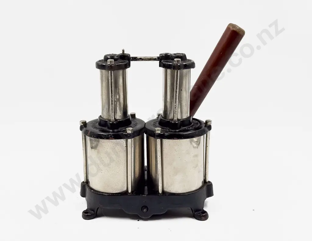 C1917 Globe MGC Co 'Dead Easy' Type Pump Image 1++