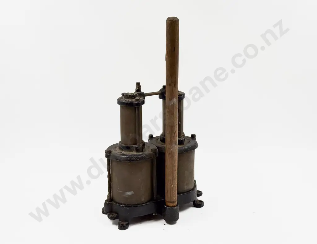 C1917 Globe MGC Co 'Dead Easy' Type Pump Image 1++