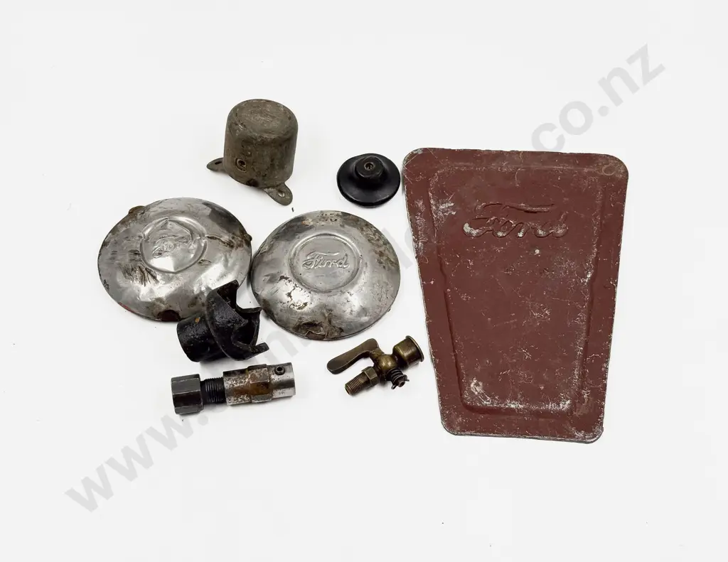 Various Vintage Ford Monogrammed Small Car Bits and Various (8) Image 1++