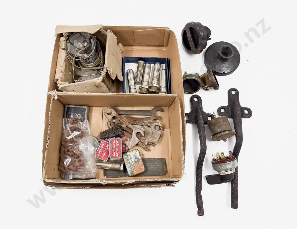 Part Boxed Briticent 'Baby Gripper' Handlamp with Assorted Automobile Bits Image 1++