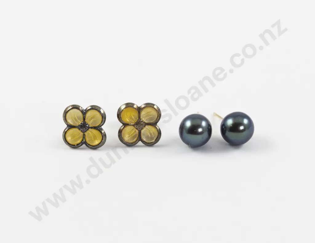 Pair 9ct Single Cultured Pearl Stud Earrings Image 1++