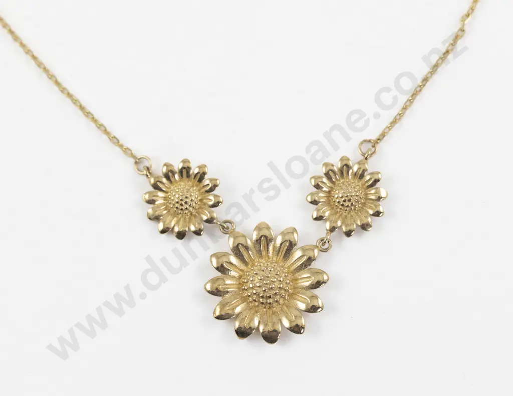 9ct Daisy Ring and Matching Necklace Image 1++