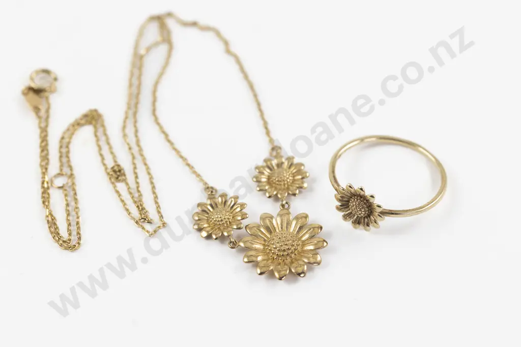 9ct Daisy Ring and Matching Necklace Image 1++