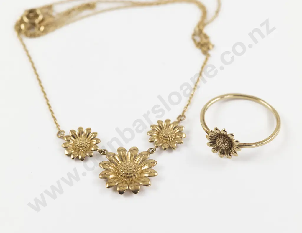 9ct Daisy Ring and Matching Necklace Image 1++