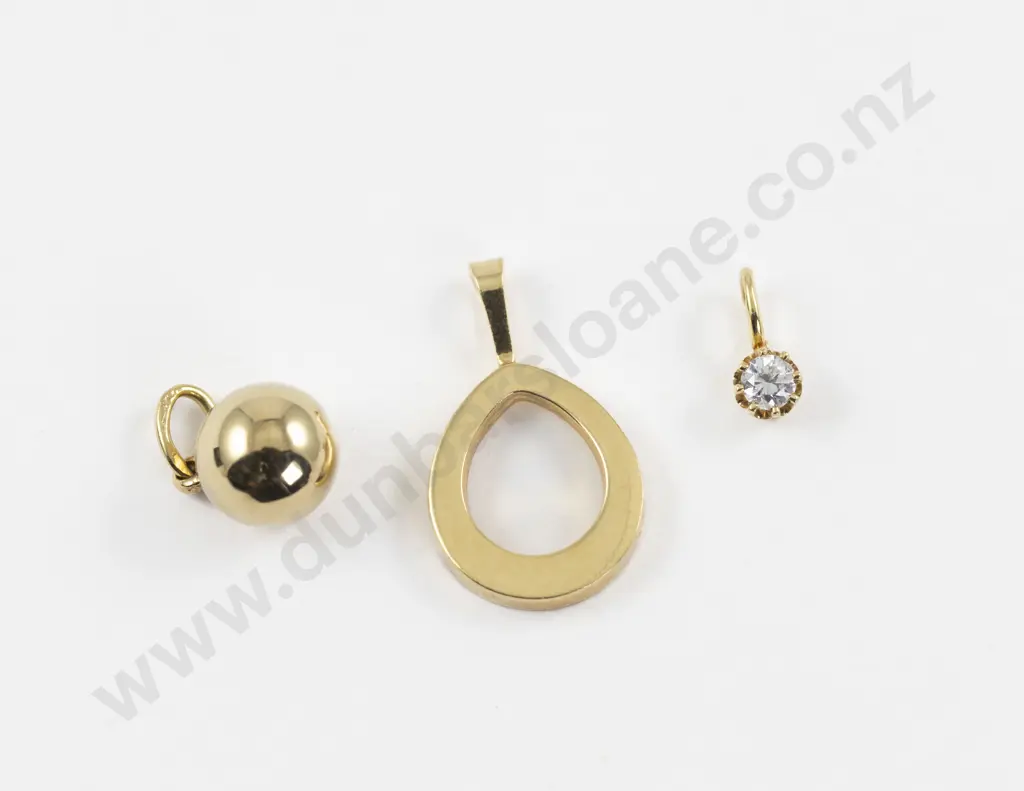 Three 18ct Pendants Image 1++