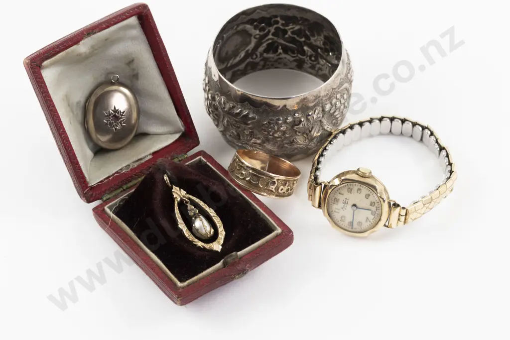 Collection of 8ct and 9ct Gold Jewellery Image 1++