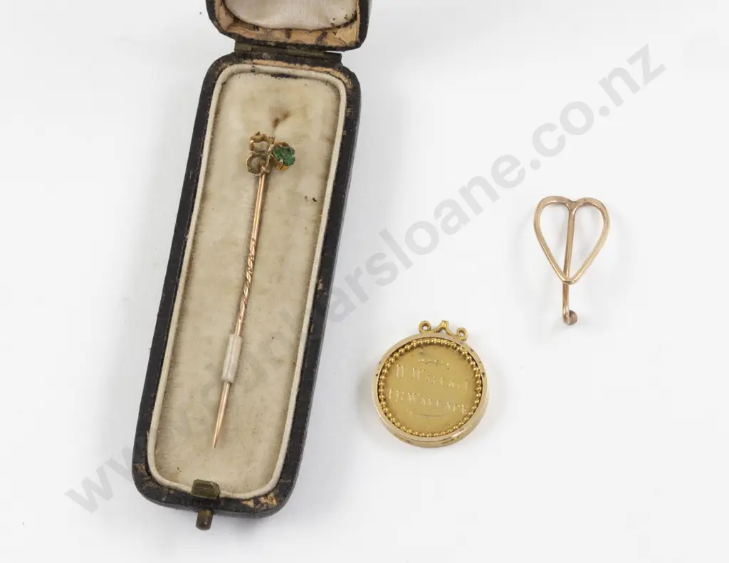 Victorian 15ct Engraved Medallion Image 1++