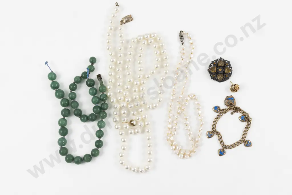 Single Strand Freshwater Pearl Necklace and Two Odd 9ct Stud Earrings Image 1++