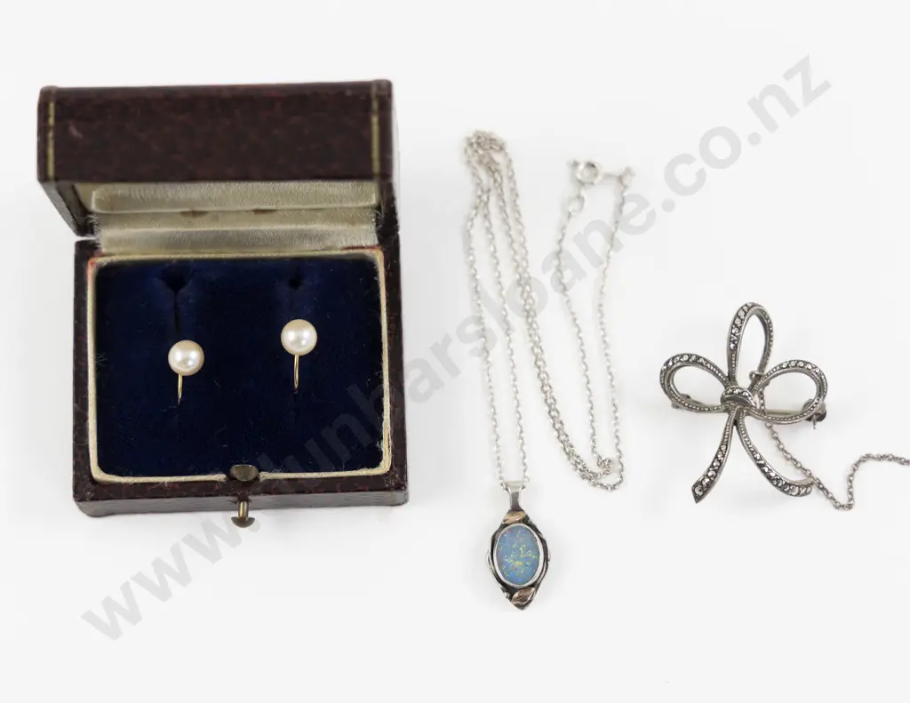 Pair 9ct Cultured Pearl Stud Earrings Image 1++