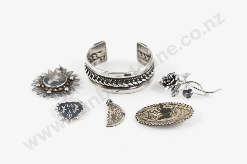 Collection of Assorted S/S Jewellery Image 1++