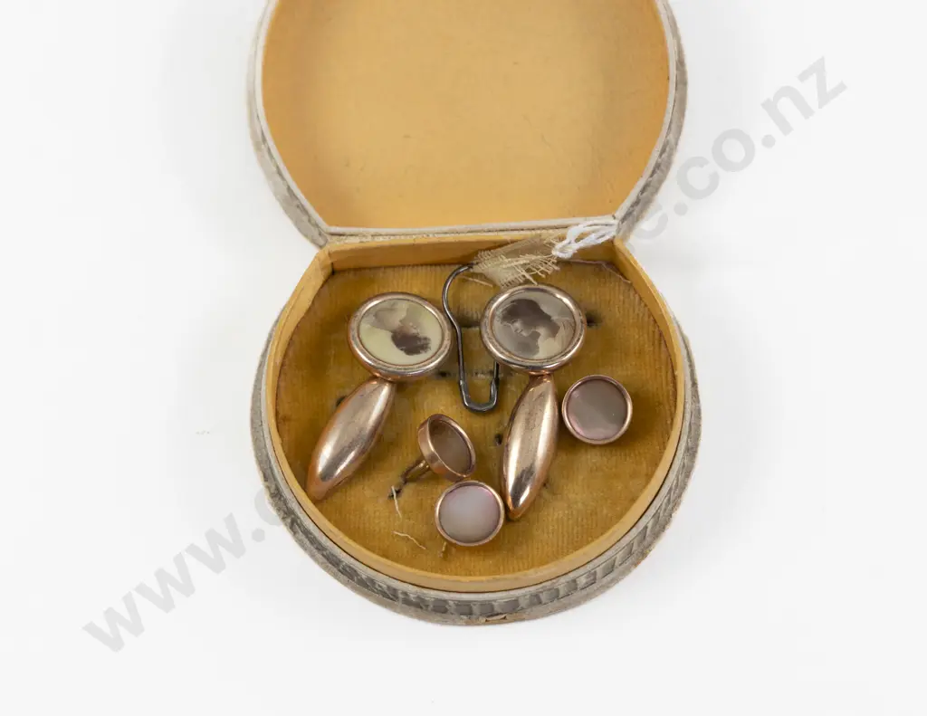 Pair Vintage 9ct Mounted Portrait Cufflinks and Three MOP Shirt Studs Image 1++