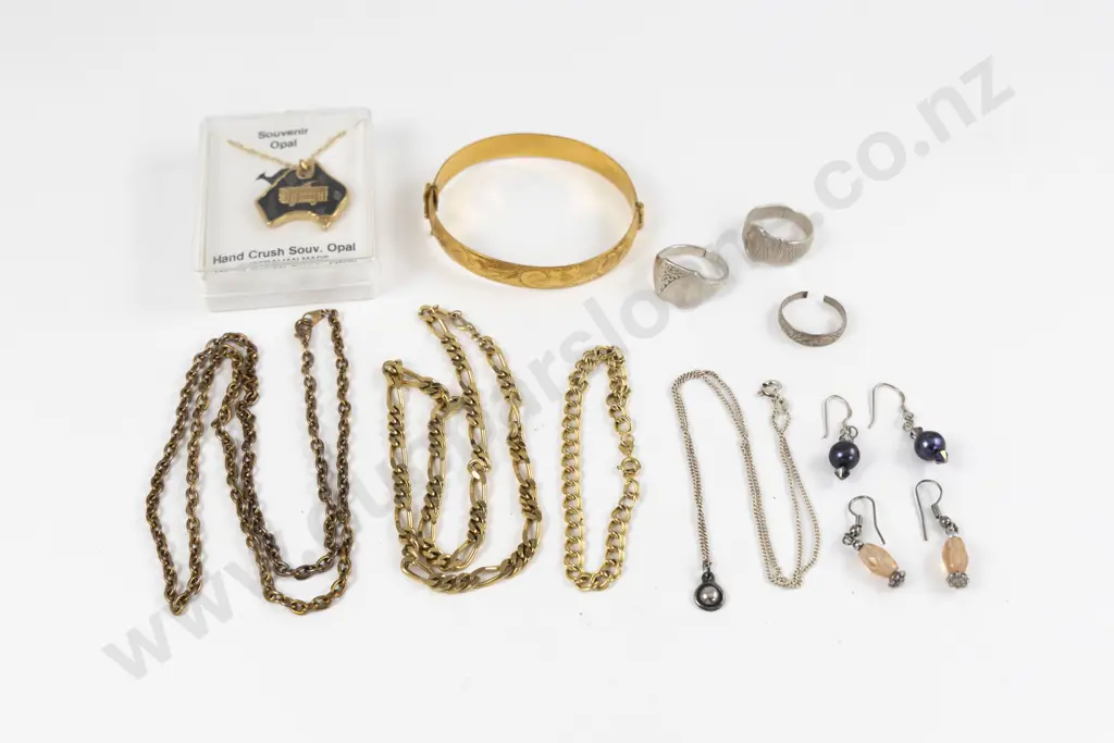Collection of Assorted S/S and Costume Jewellery Image 1++