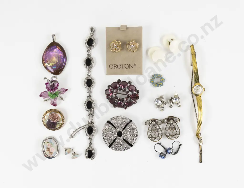 Pair of Vintage Oroton Floral Earrings Image 1++