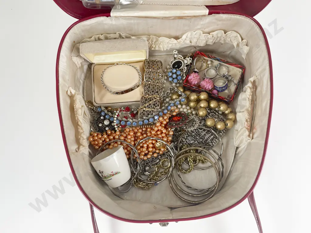 Collection of Assorted Costume Jewellery Image 1++