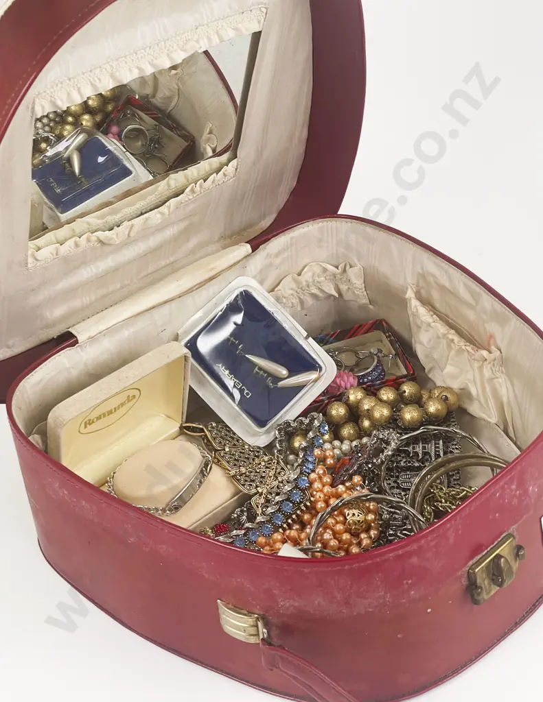 Collection of Assorted Costume Jewellery Image 1++