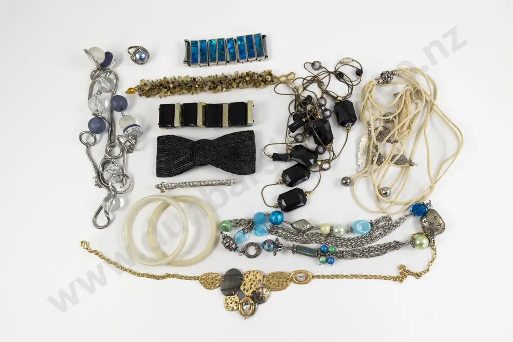 Collection of Assorted Costume Jewellery Image 1++