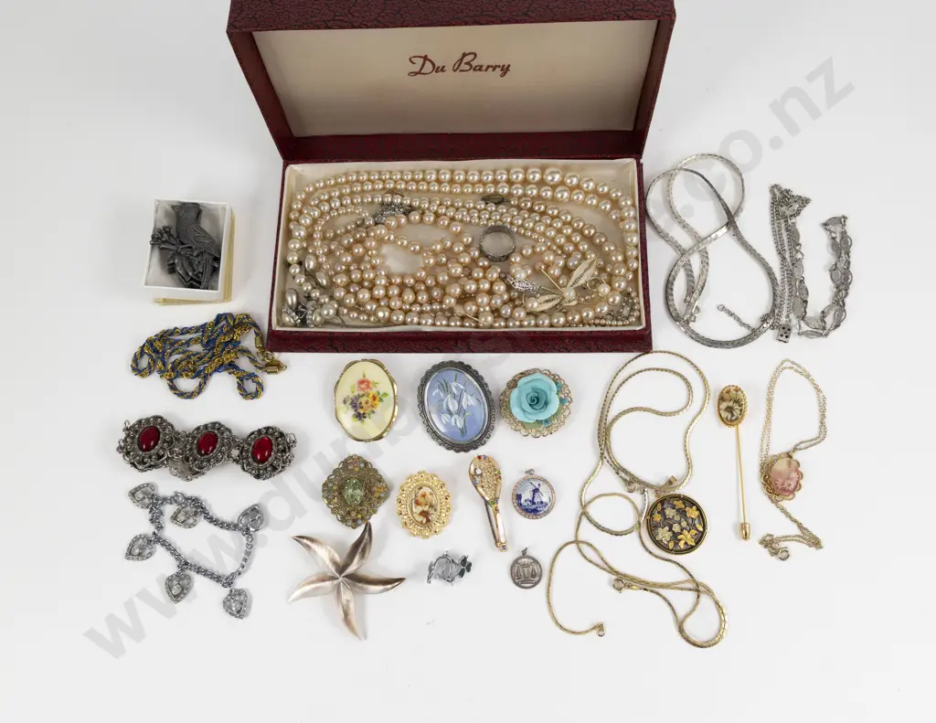 Collection of Assorted Imitation Pearl and Costume Jewellery Image 1++