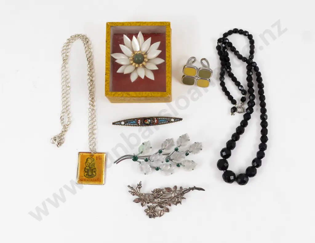 Collection of Assorted Costume Jewellery Image 1++