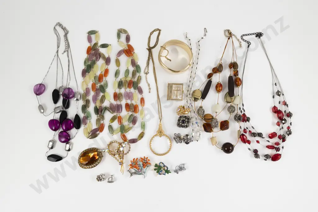 Collection of Assorted Costume Jewellery Image 1++