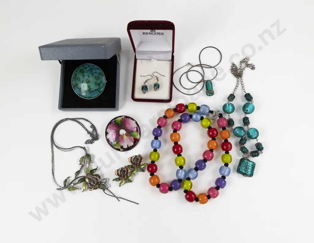 Collection of Assorted Costume Jewellery Image 1++