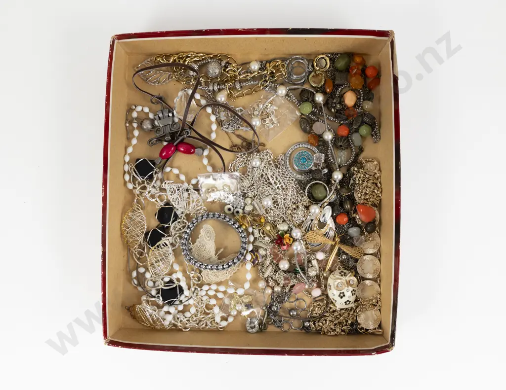 Collection of Assorted Costume Jewellery Image 1++