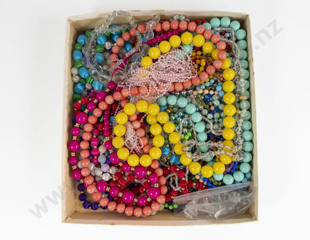 Collection of Assorted Costume Jewellery Image 1++